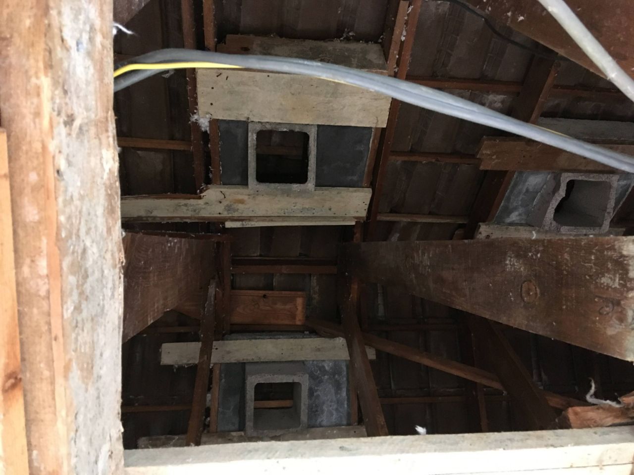 Sortie de chemine sous toiture vue de bas en haut