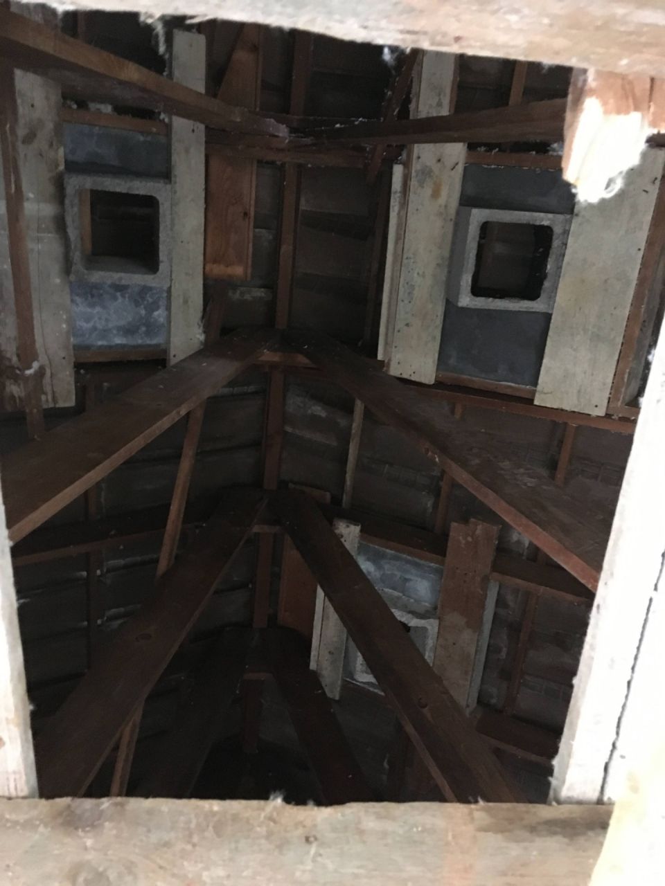 Sortie de chemine sous toiture vue de bas en haut