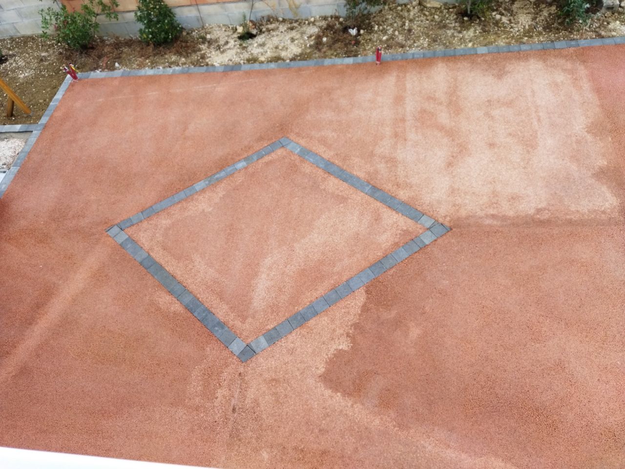 Fonds Cours béton drainant couleur brique terminé (après nettoyage)