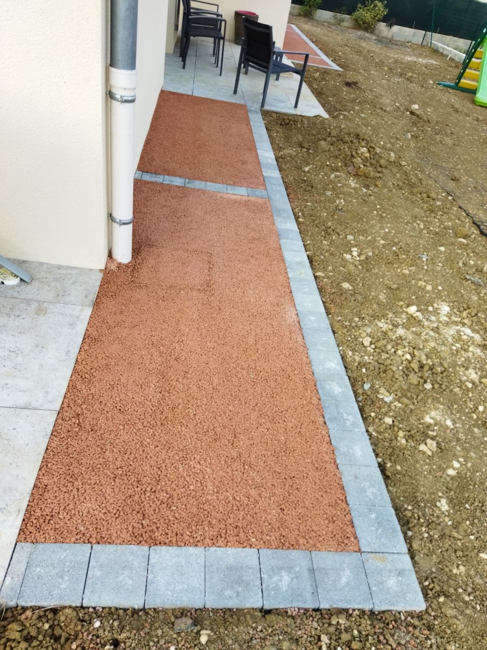 Pourtour maison entre les 2 terrasses (Sud Est)