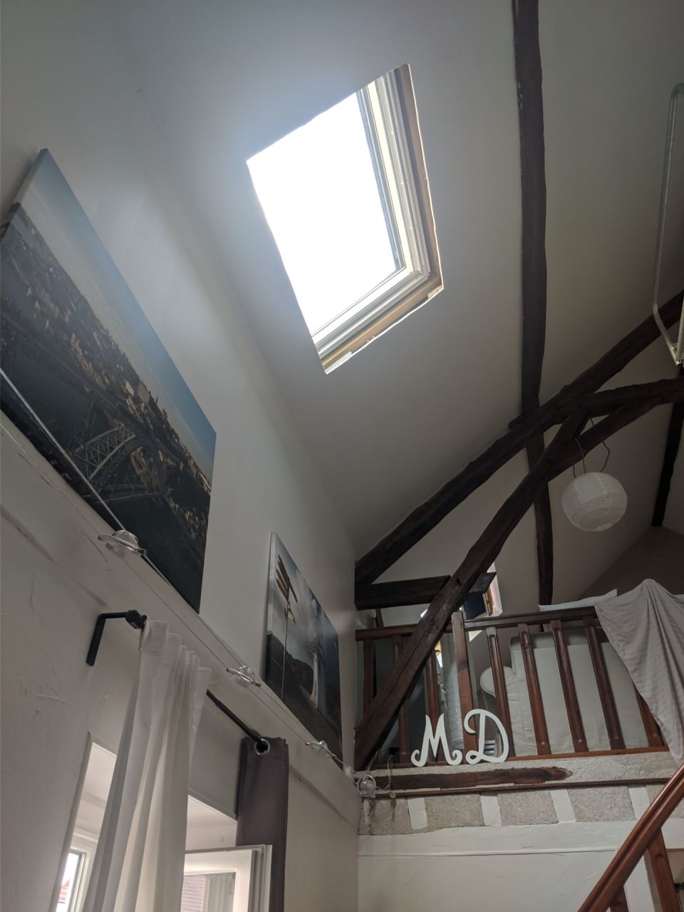 La chambre à la place de la mezzanine et le nouveau velux