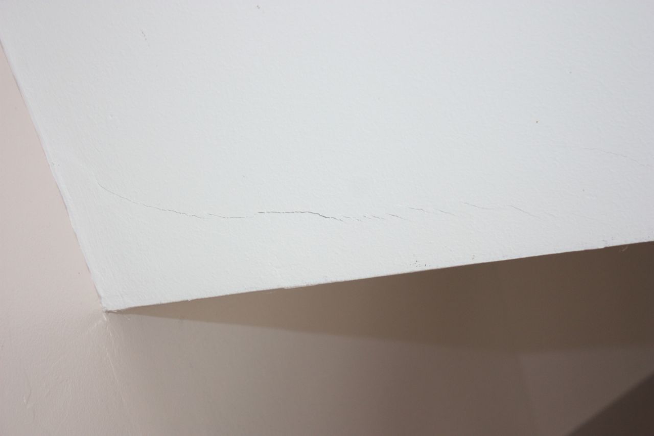 Fissure au plafond de l'tage au niveau de la trmie de l'escalier.