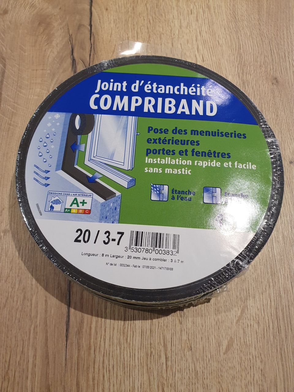 Compriband utilisé pour prendre en sandwich le verre entre les cadres