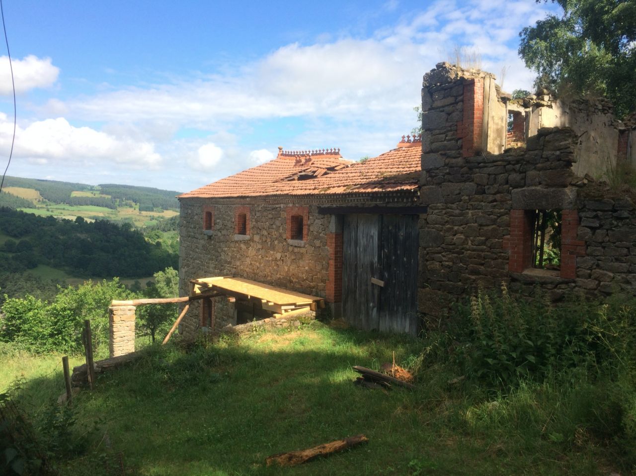 La grange dans son jus, une ferme est tomb ce qui a occasionn ce trou dans la toiture