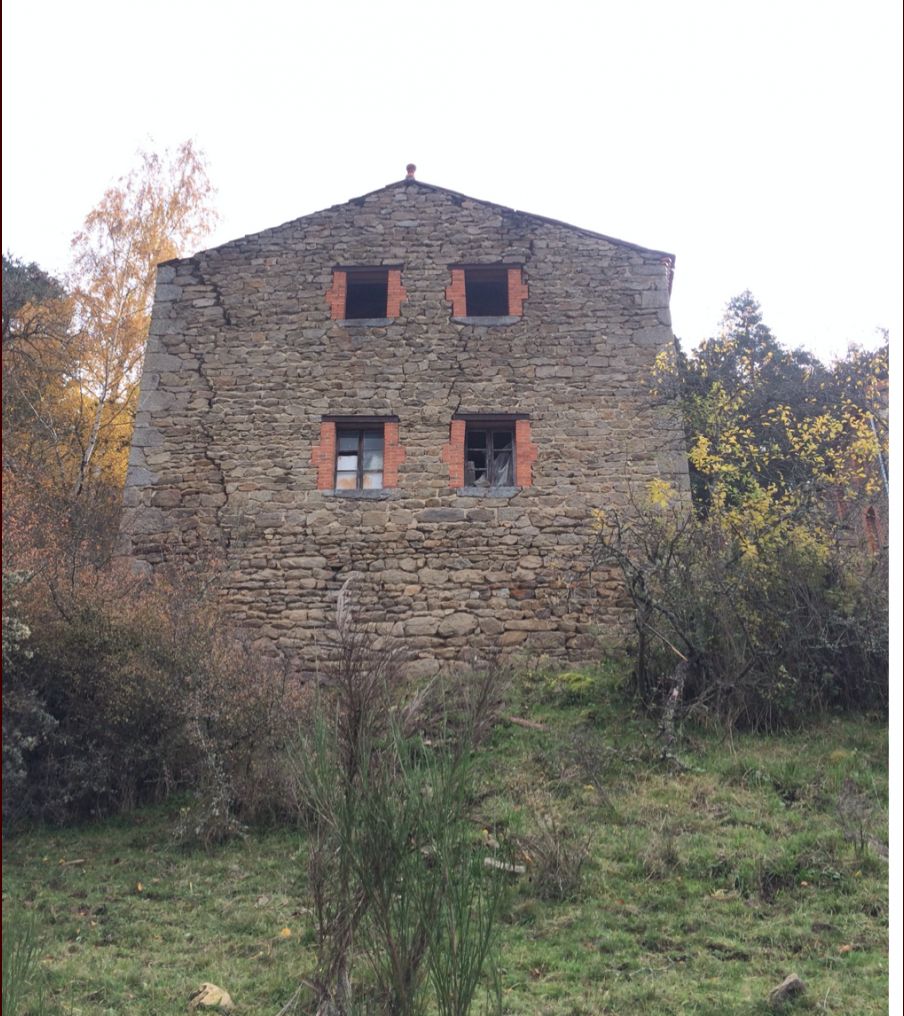 La fissure du mur de la grange est visible  gauche