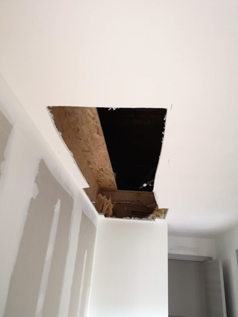 Ouverture du plafond pour faire les travaux dans les combles. Dommage qu'on ait pas pu le faire avant