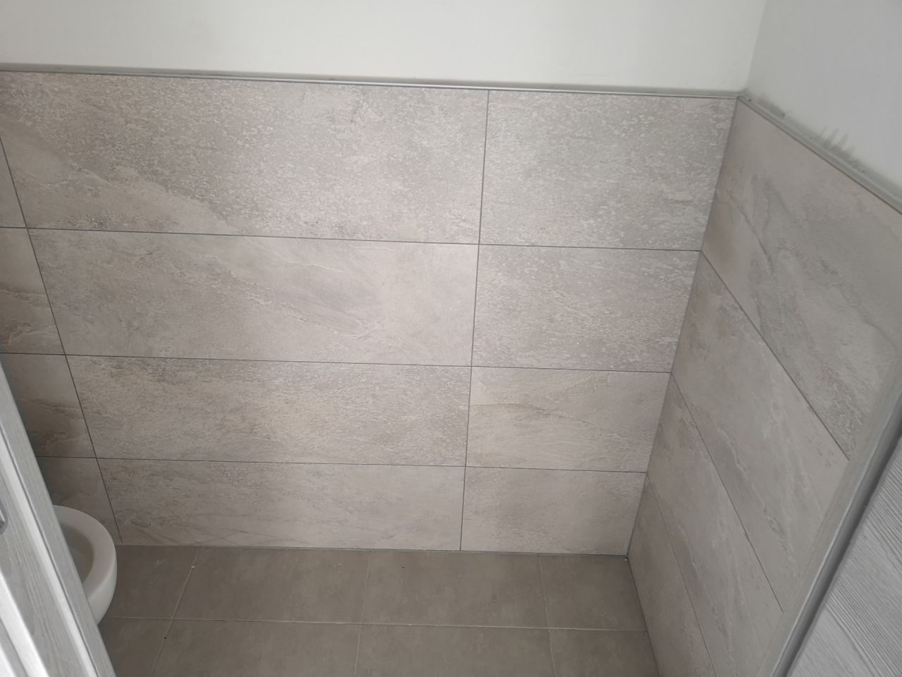WC étage avec faience sur 1.2m de hauteur avec finition baguette
