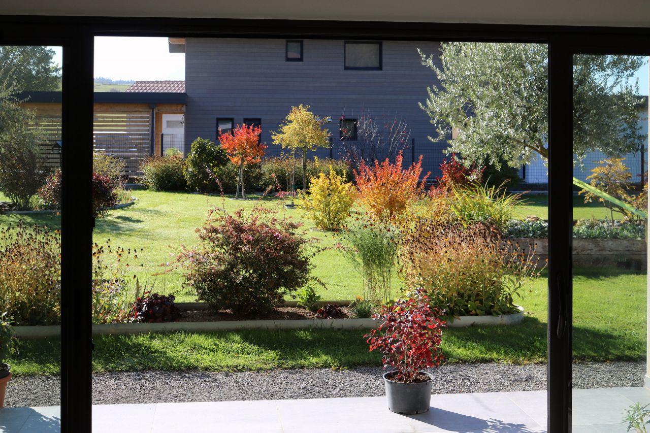 Du salon, le méli-mélo des couleurs d'automne nous enchante... plus que la télé.