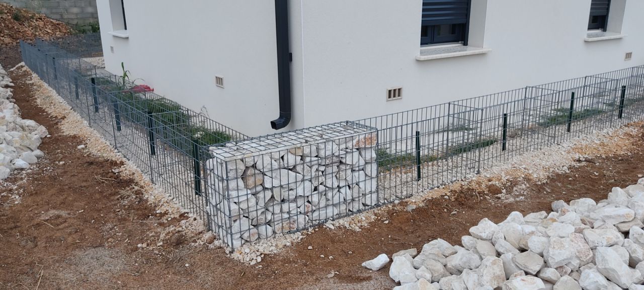 Bordure en gabion autour de la maison