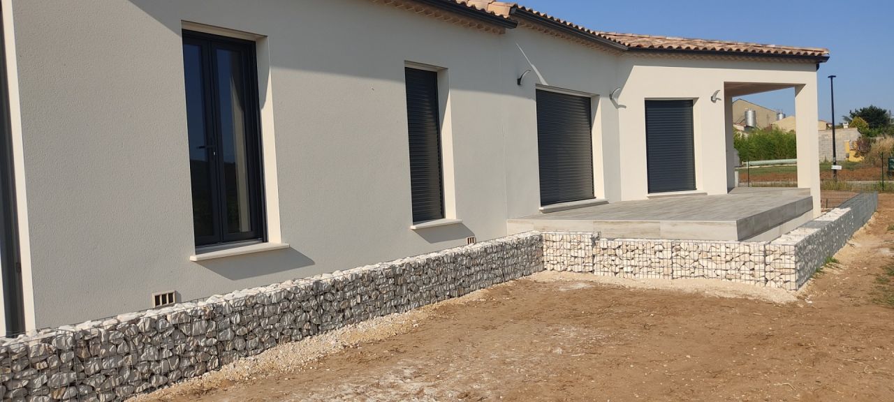 Bordure en gabion autour de la maison