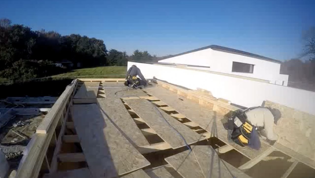 Pose des dalles OSB pour la toiture