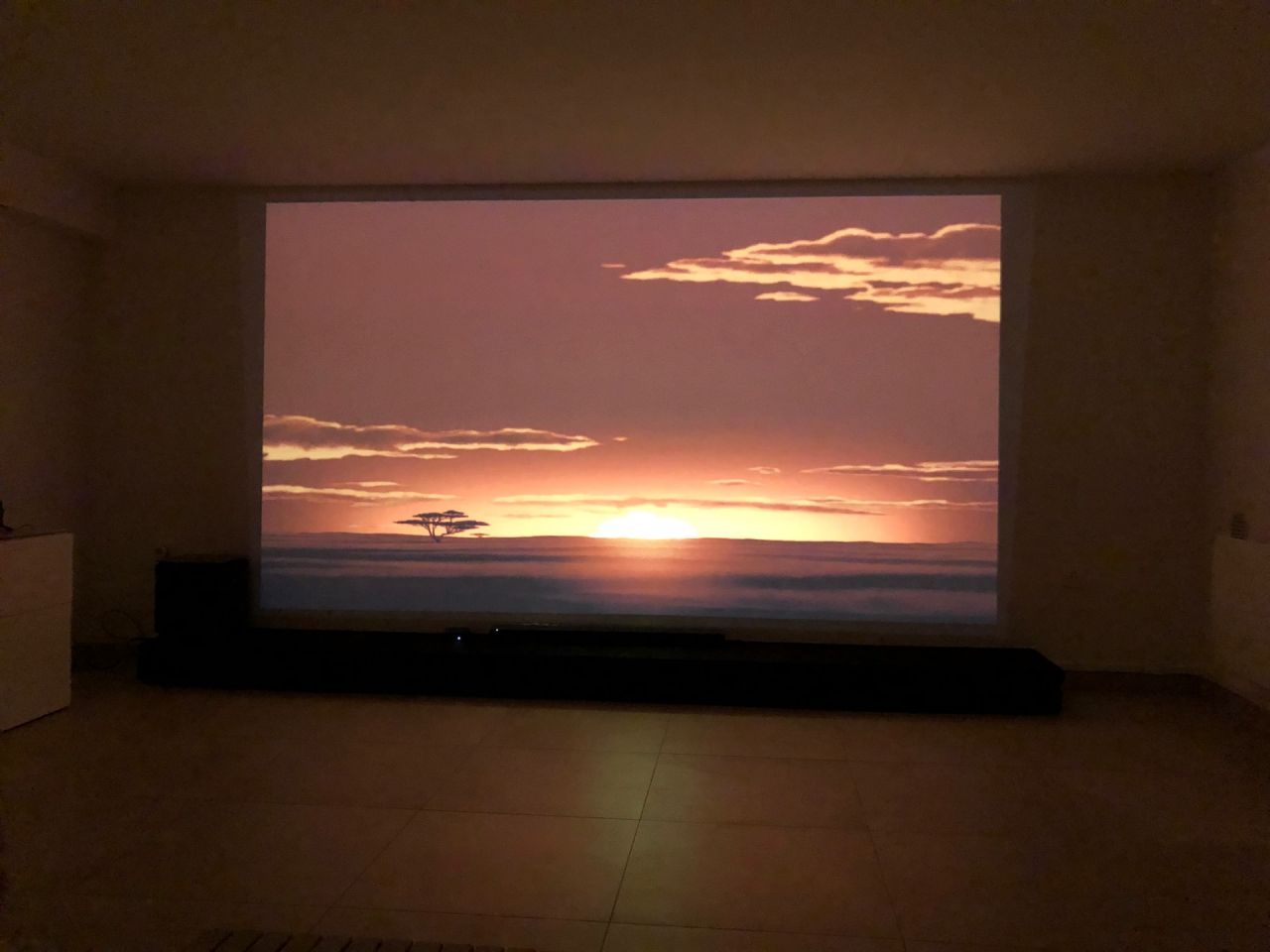 Essai de projection avec vidéoprojecteur fixé au mur