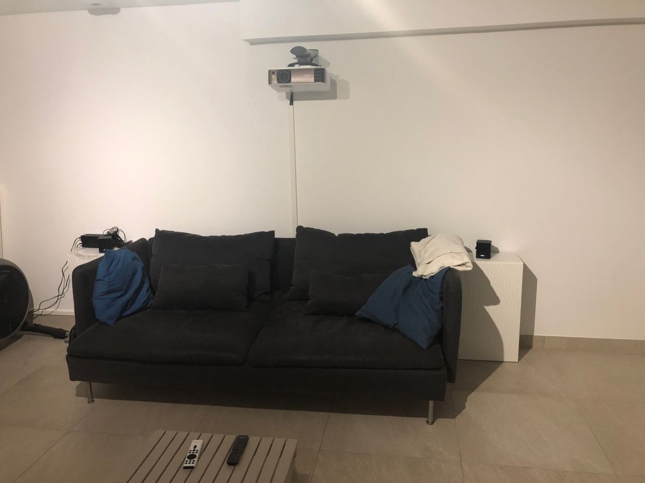 Fixation du vidéoprojecteur au mur