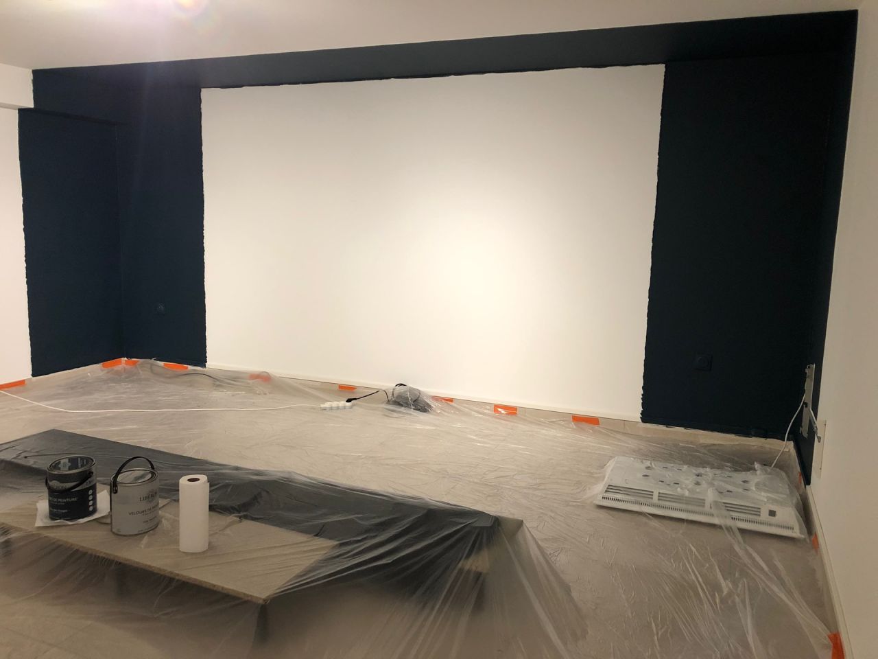 Peinture en cours bleu-nuit périphérique de la zone de projection et grise sur les côtés