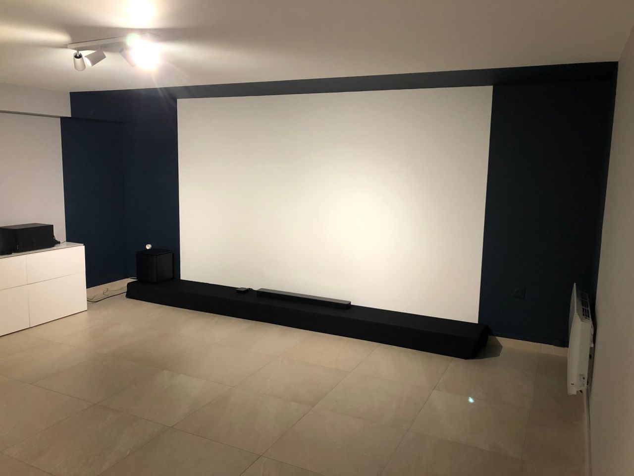 Peinture terminée bleu-nuit périphérique de la zone de projection et grise sur les côtés