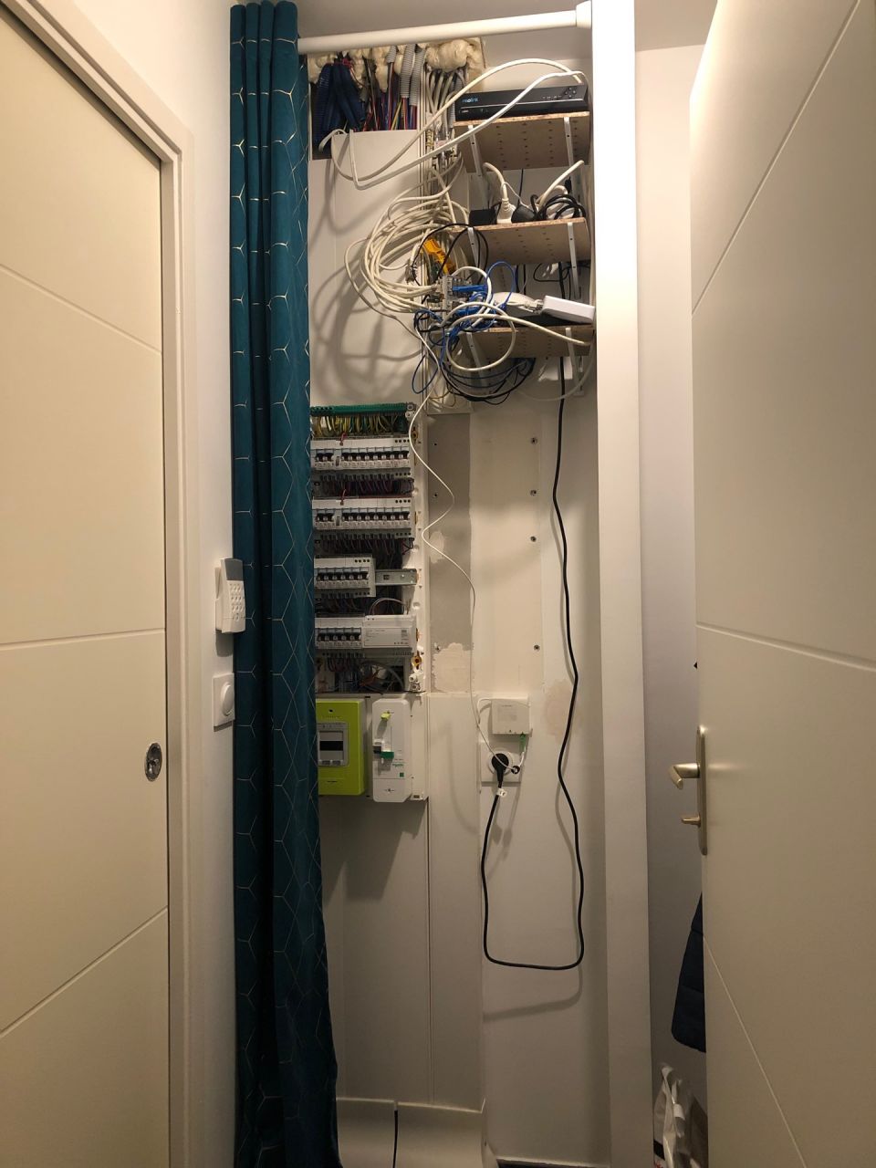 Petits travaux en cours dans le vestiaire pour le réseau informatique