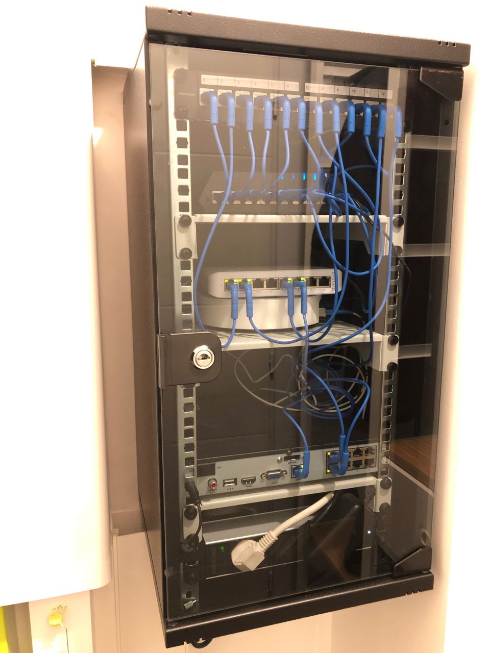 Remplacement du coffret de communication par une armoire informatique