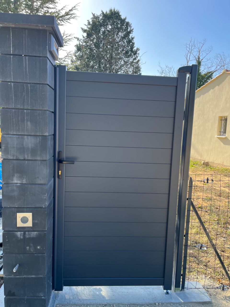 Portillon pose pas déçu de notre achat Model « Marc » de chez Habitat et jardin