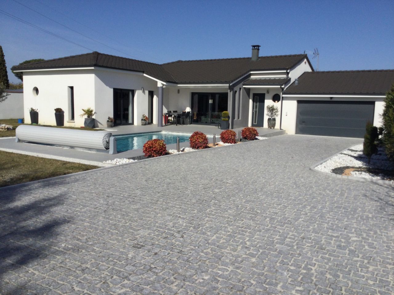 2022 chemin en pavé granit, piscine avec nouvelle terrasse et plage, volet roulant fermant la piscine