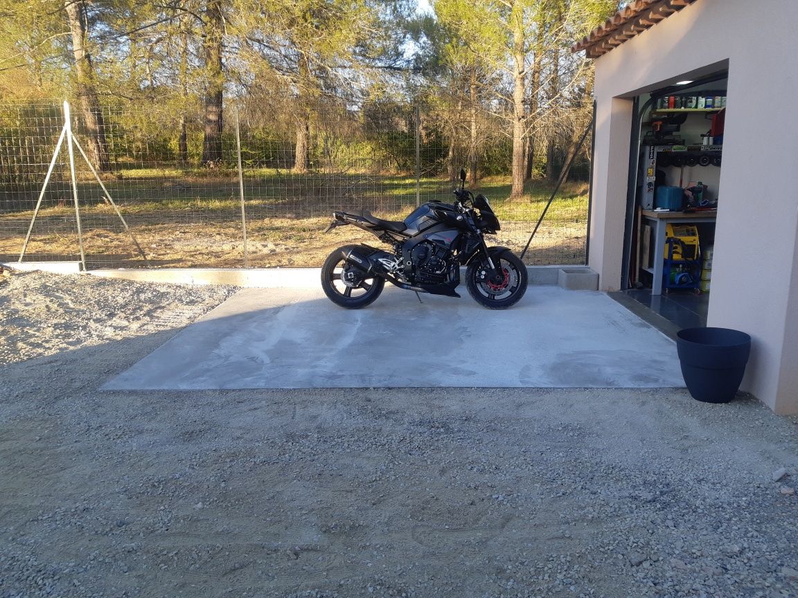 Dalle devant le garage restera juste le traitement hydrofugé oleofugé puis ponçage
