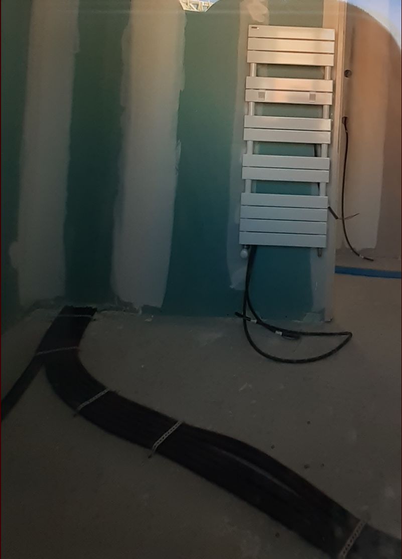 Sèche serviette dans la salle de bain

Bien posé sur l'interrupteur des luminaires !!!