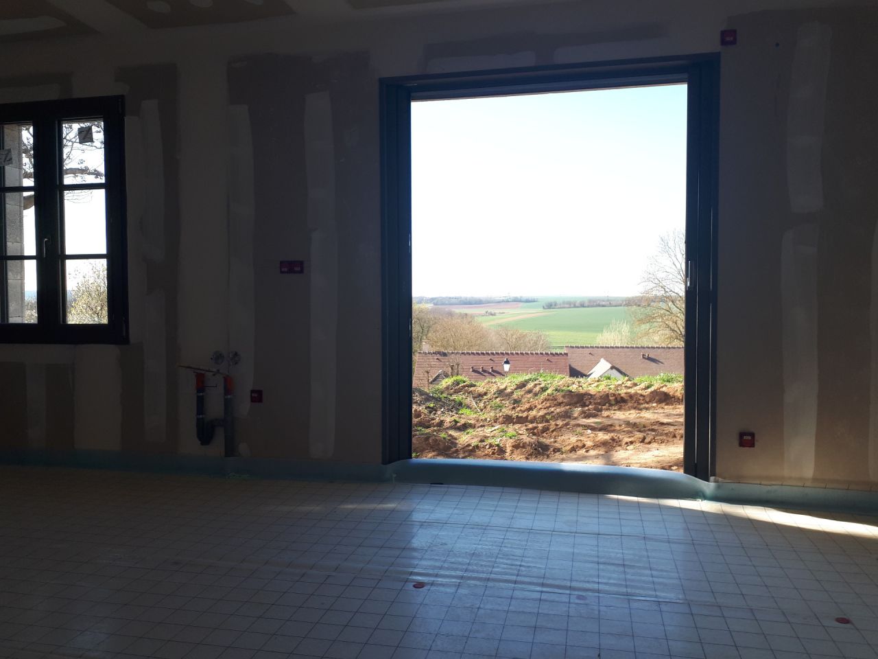 Pose de l'appareillage électrique au RDC, avec en bonus la vue sur le VEXIN