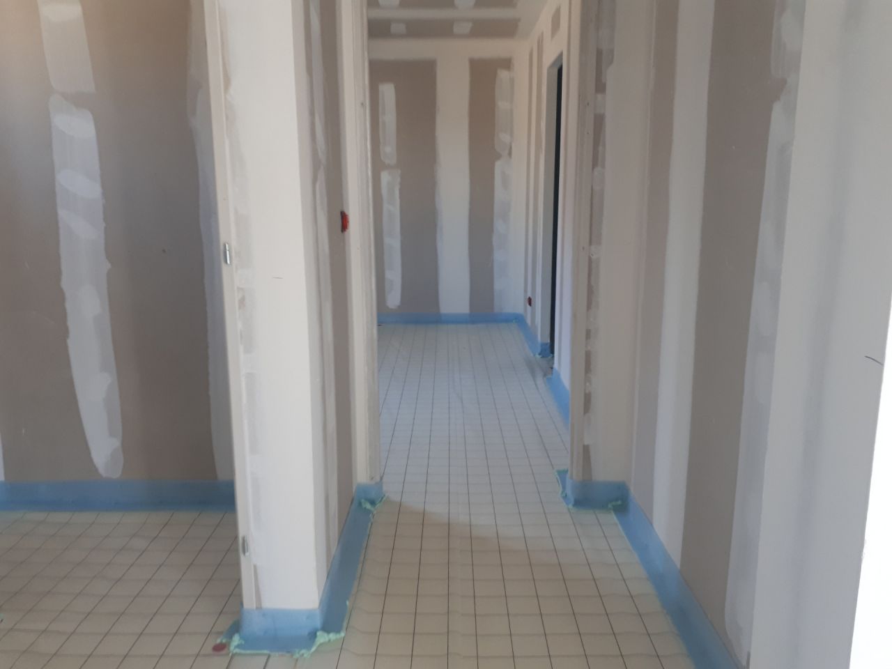 Pose de l'appareillage électrique au RDC