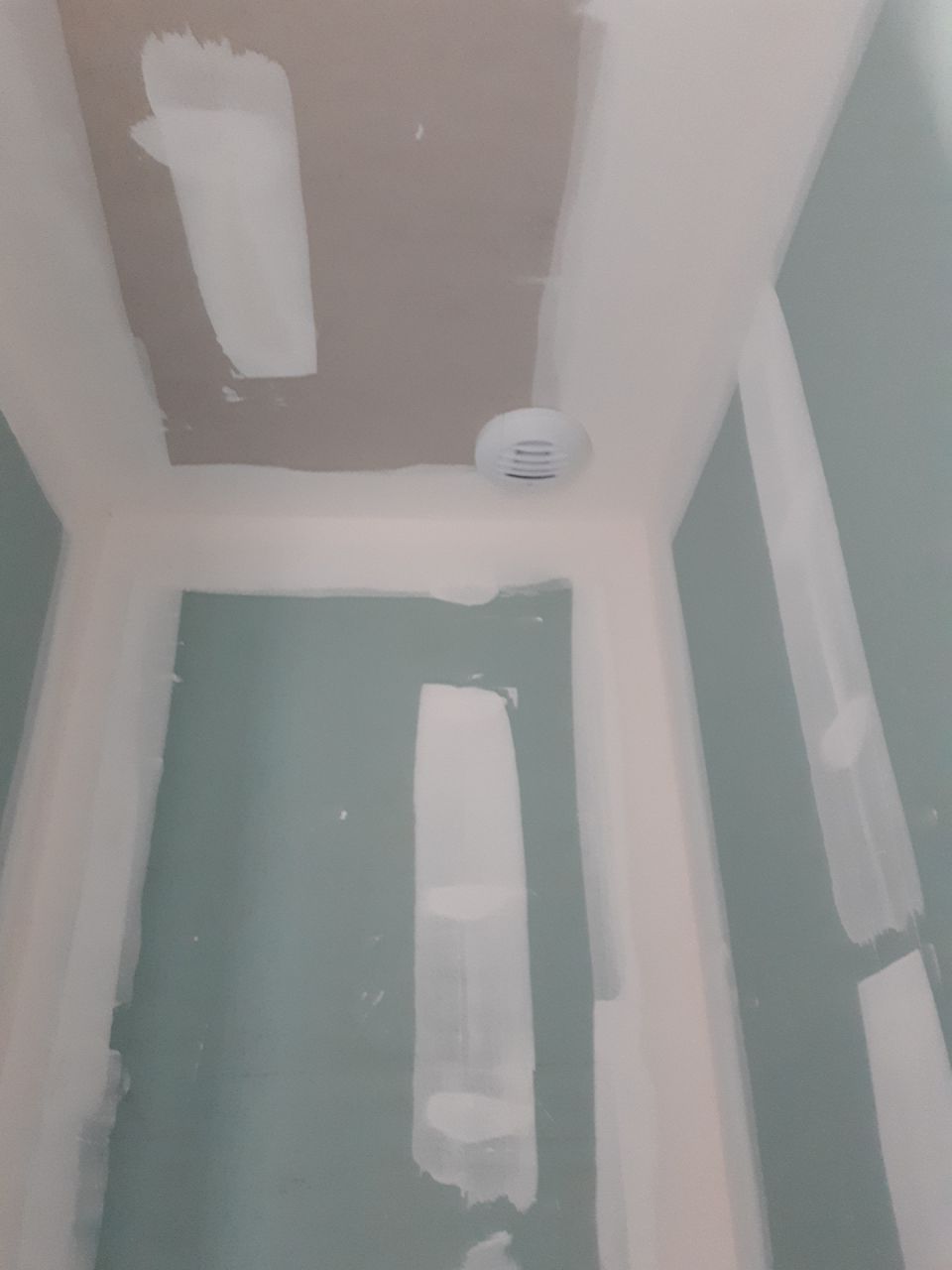 Pose de l'appareillage électrique au RDC, bouche VMC de la SDE du bureau