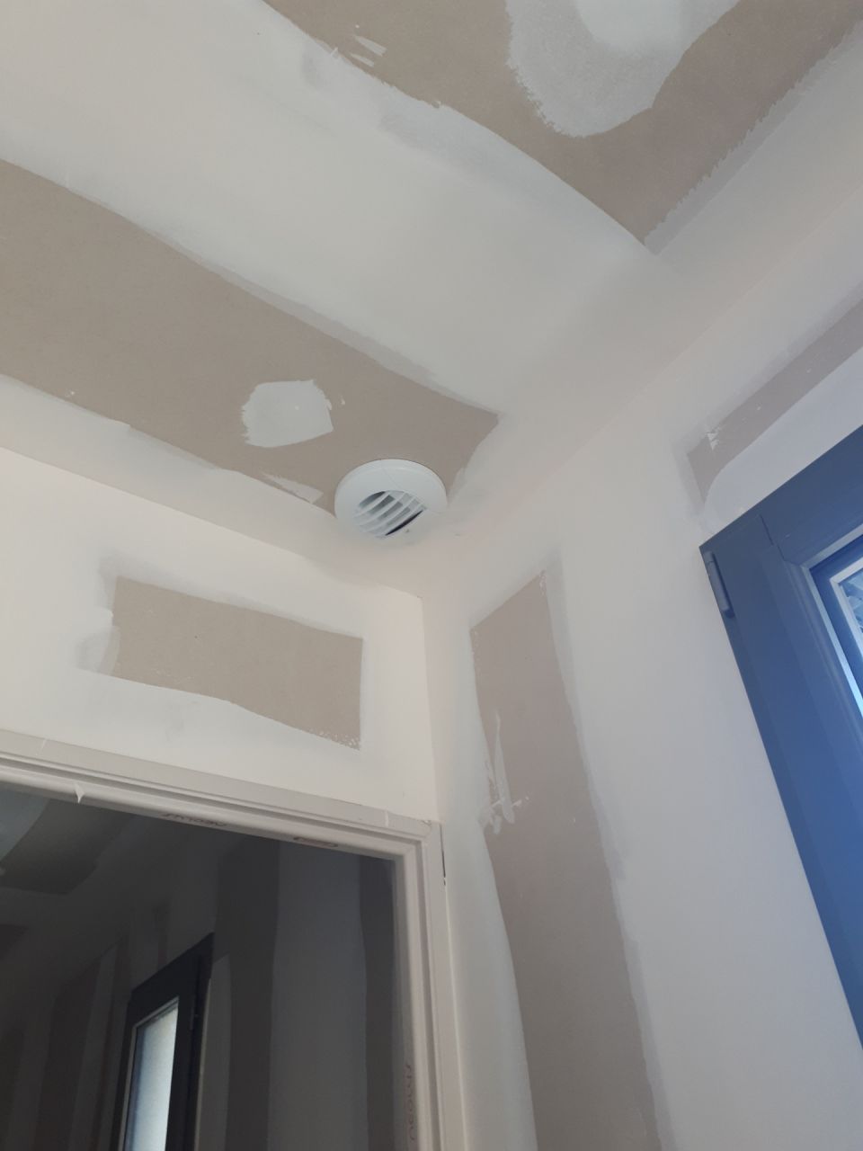 Pose de l'appareillage électrique au RDC, bouche VMC de la cuisine