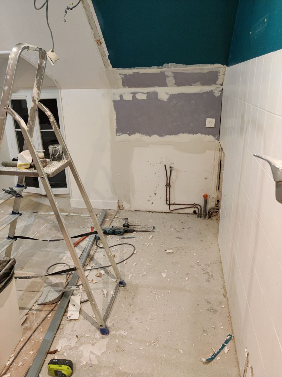 On attaqué la cloison de la 2nde chambre