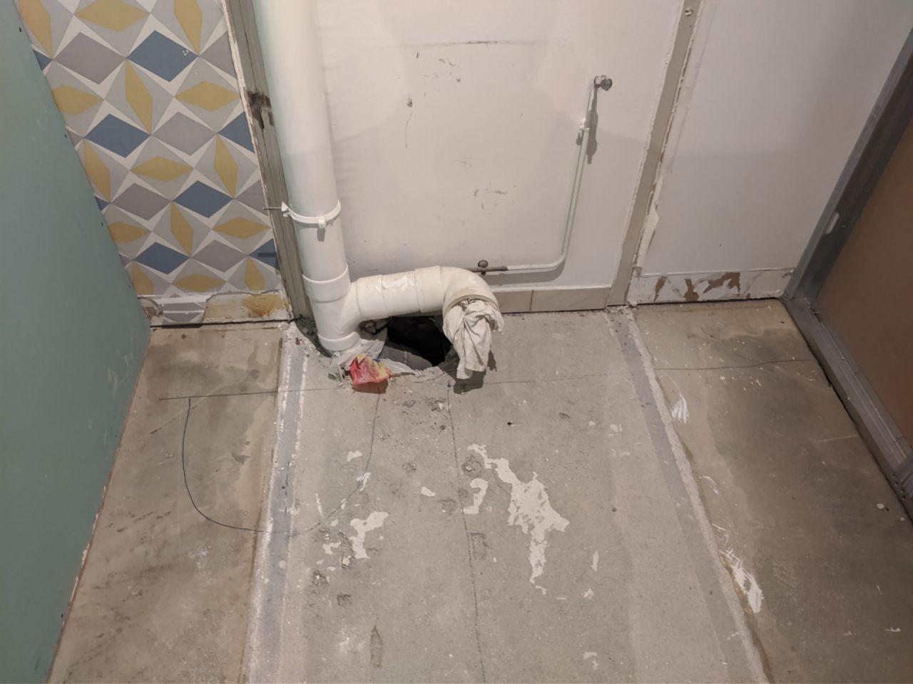 On attaqué la cloison de la 2nde chambre
