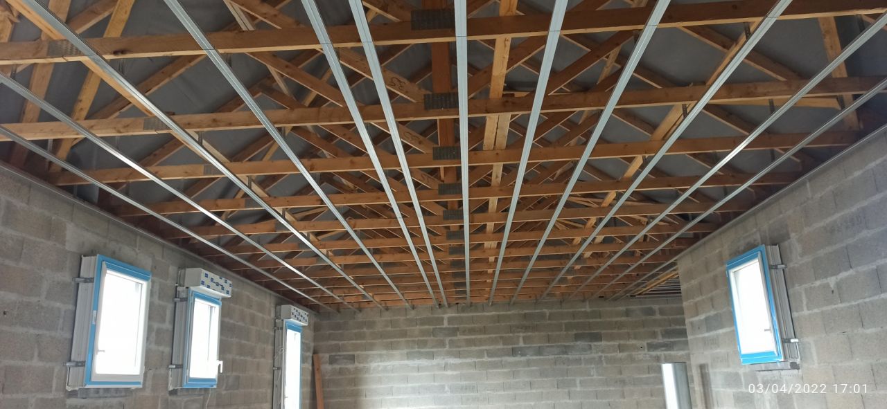mise en place des rails du faux plafond de l'étage
