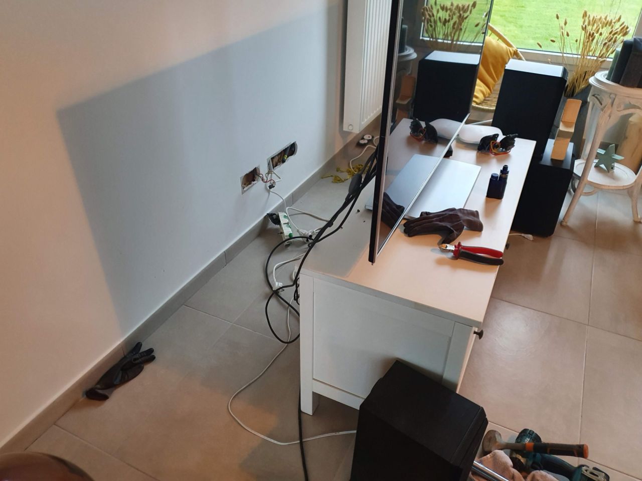 Il aura fallu démonter les différentes prises pour retrouver nos gaines (elec, antenne, réseau)