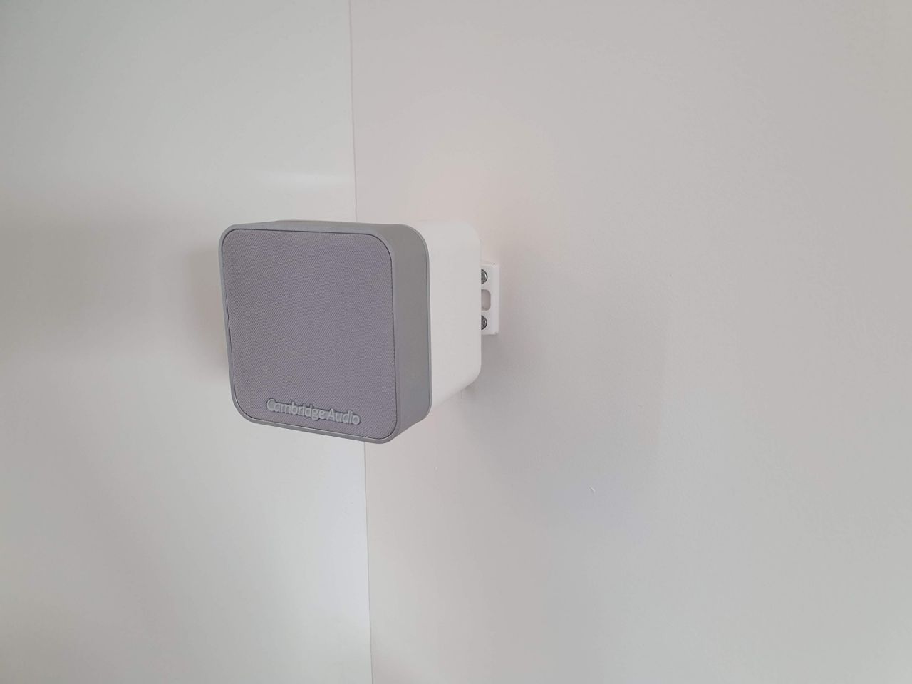 Câble d'enceinte tiré, on ne voit plus rien des trous de scie cloche