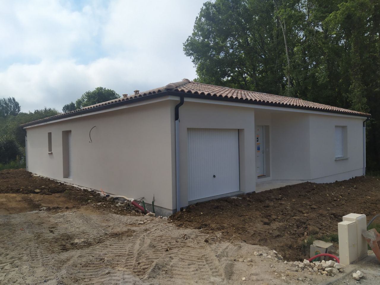 Rajout de terre par le 2e terrassier