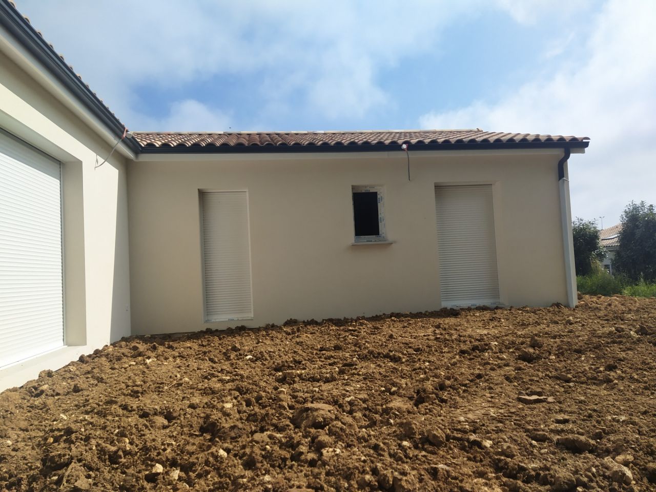 Rajout de terre par le 2e terrassier