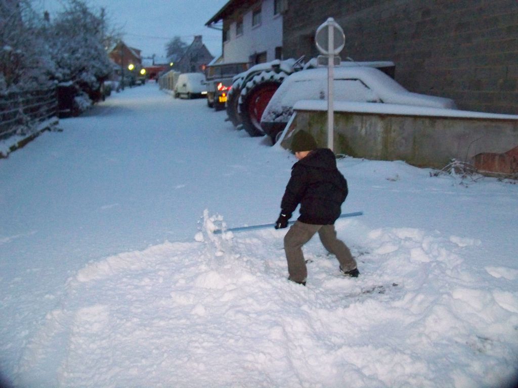 Mon Loulou qui essaye de d�blayer la neige... 
<br />
le pauv' il a pas finit, vous avez vu la longueur de l'impasse ?