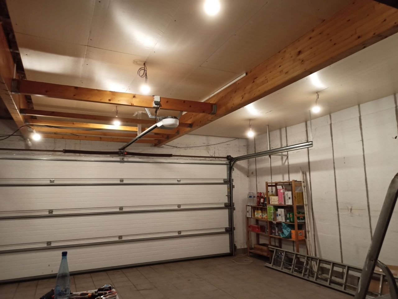 L'isolation du garage semble indispensable pour éviter les déperditions de l'appartement situé au dessus.