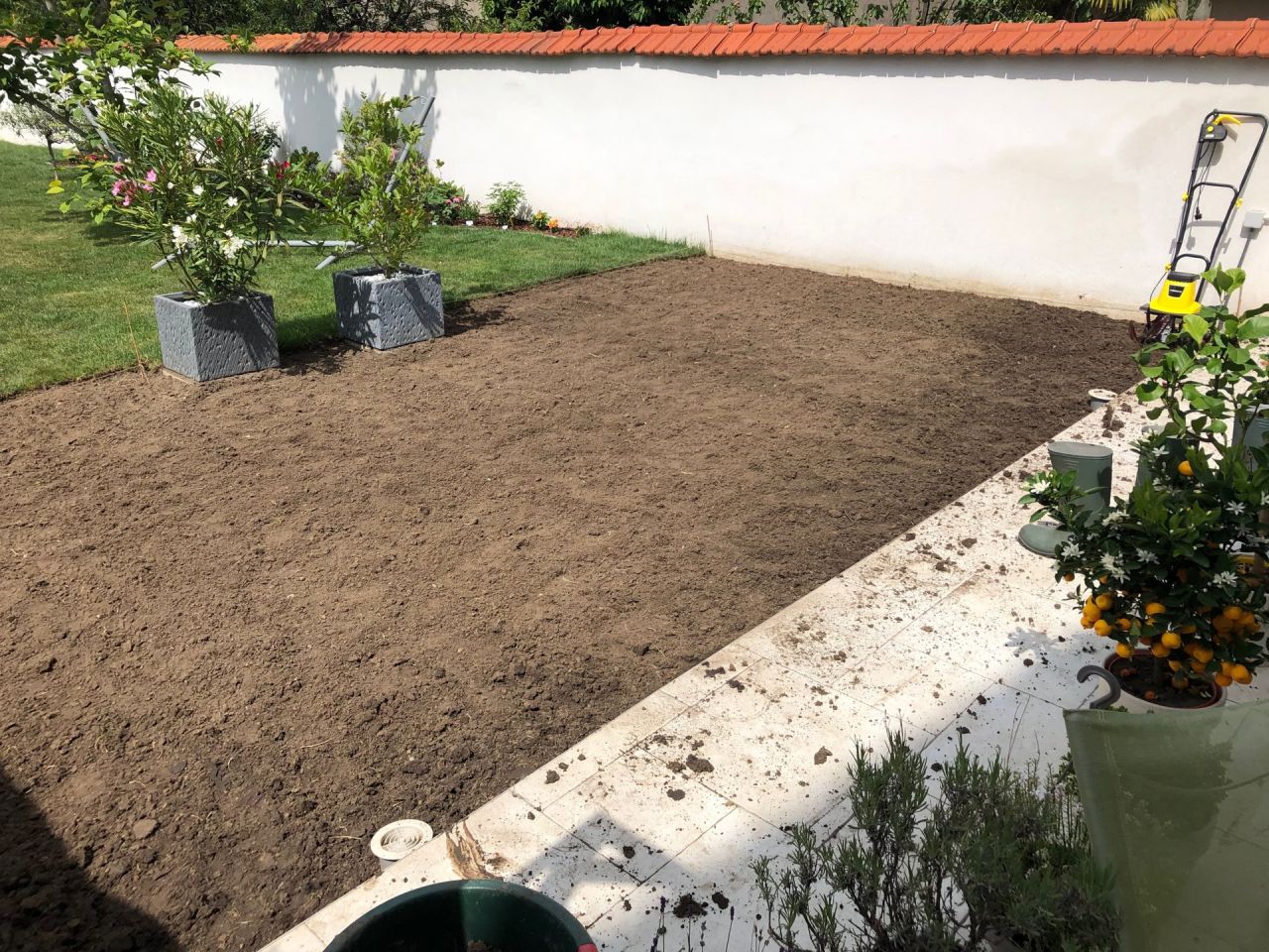 Nivellement pour la future terrasse en cours