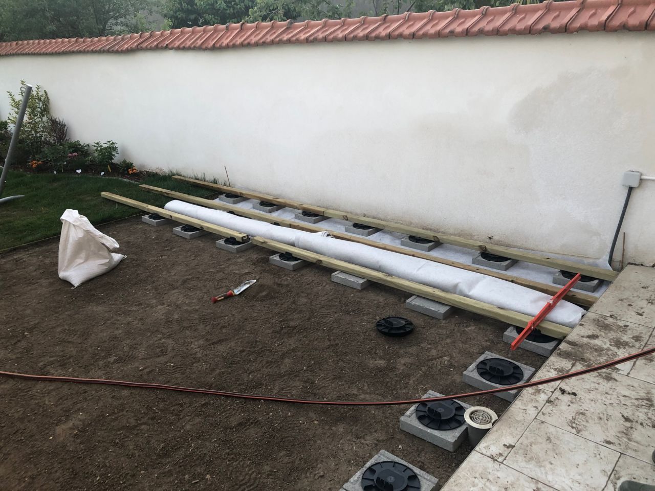 Pose des premières dalles bétons pour la future terrasse