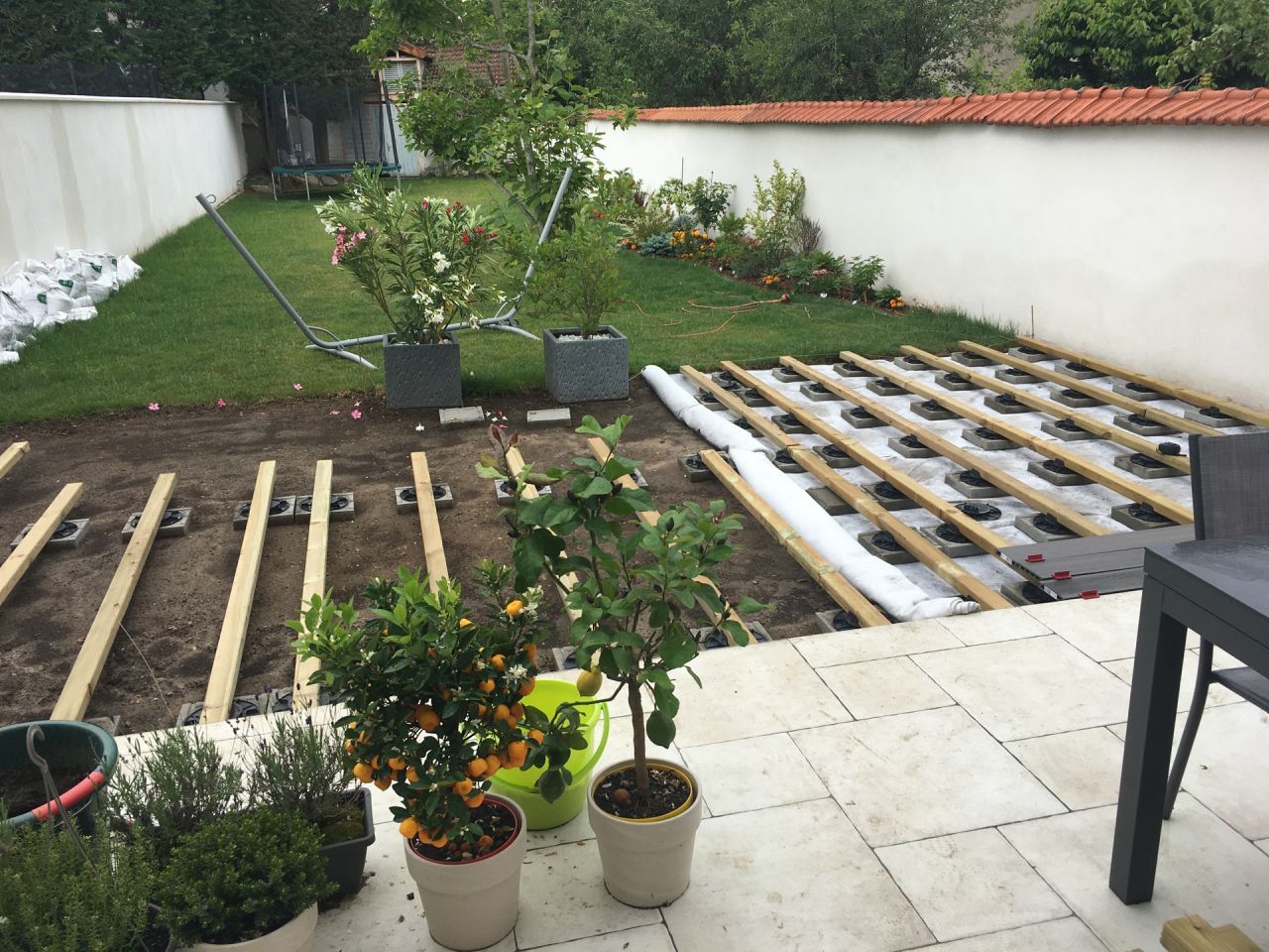 Pose des dalles, plots et lambourdes en cours
