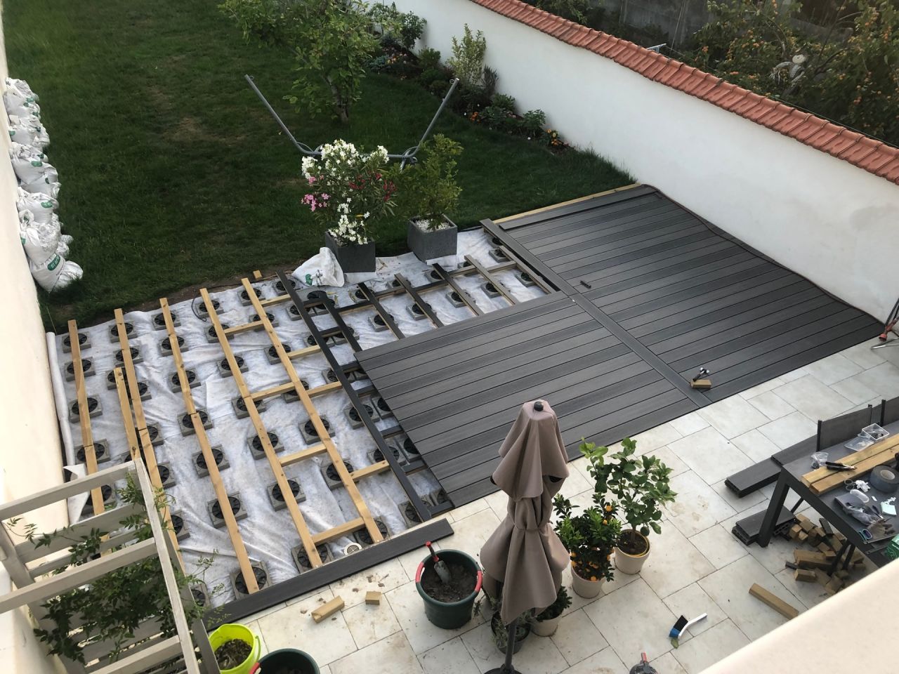 Fixation des lames pour la future terrasse