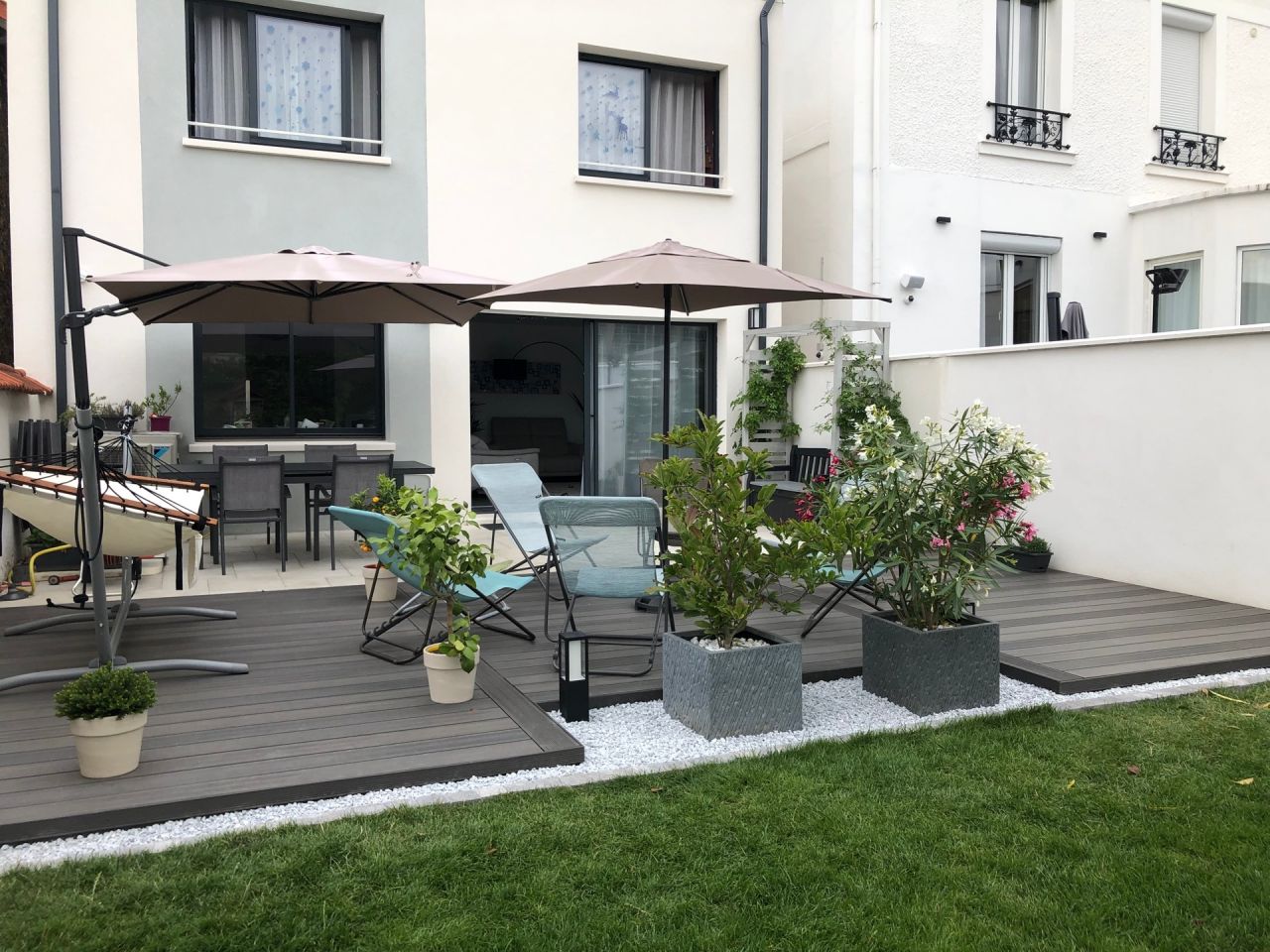 Nouvelle terrasse en bois composite terminée