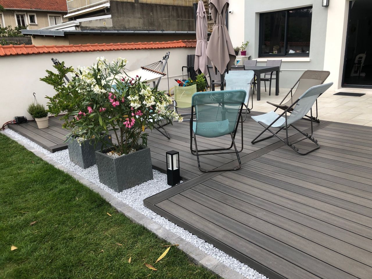 Nouvelle terrasse en bois composite terminée