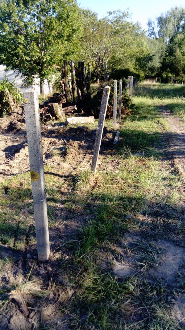 2 Poteaux de clôture cassés le jour du montage des parpaings .