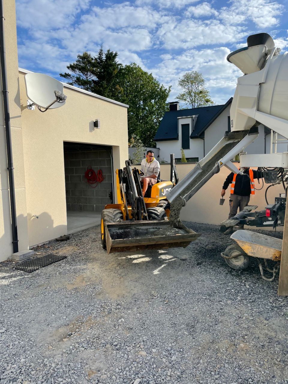 Le même travail a été effectué pour la terrasse tout autour de la maison, maintenant le béton arrive on va utiliser une plus grosse pelle cette fois.