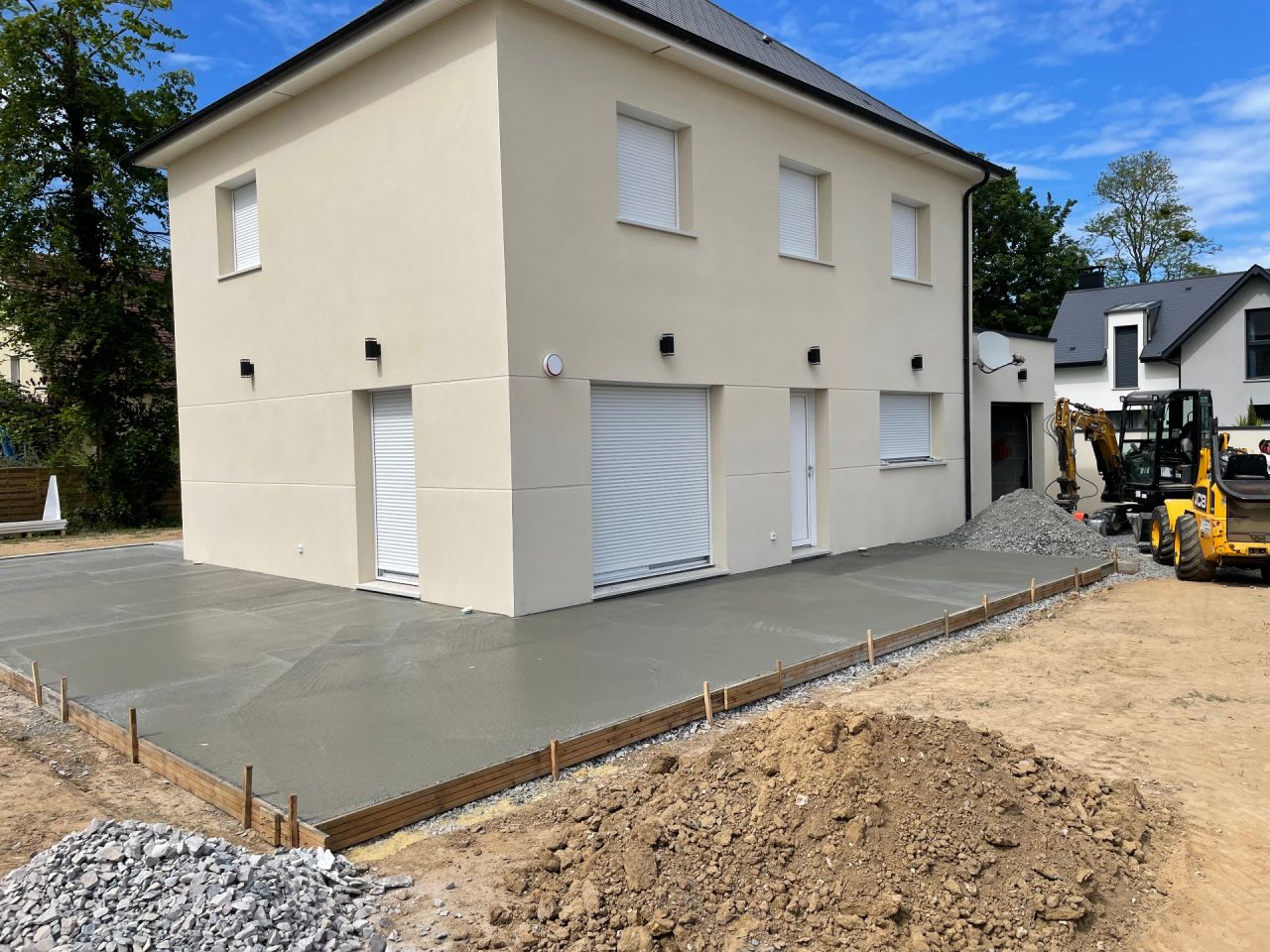 Il reste à bientôt attaquer la zone pavée devant le garage !