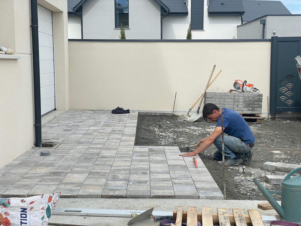La pose des pavés avance progressivement