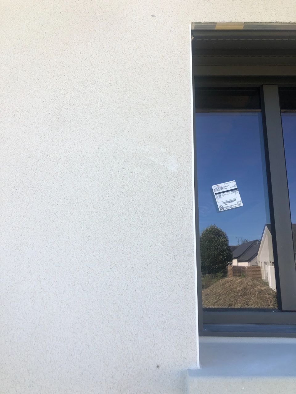 on aperçoit une tâche à gauche de la fenêtre, elle disparaitra certainement au séchage