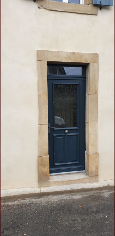 La porte d'entrée de la petite maison. Après.